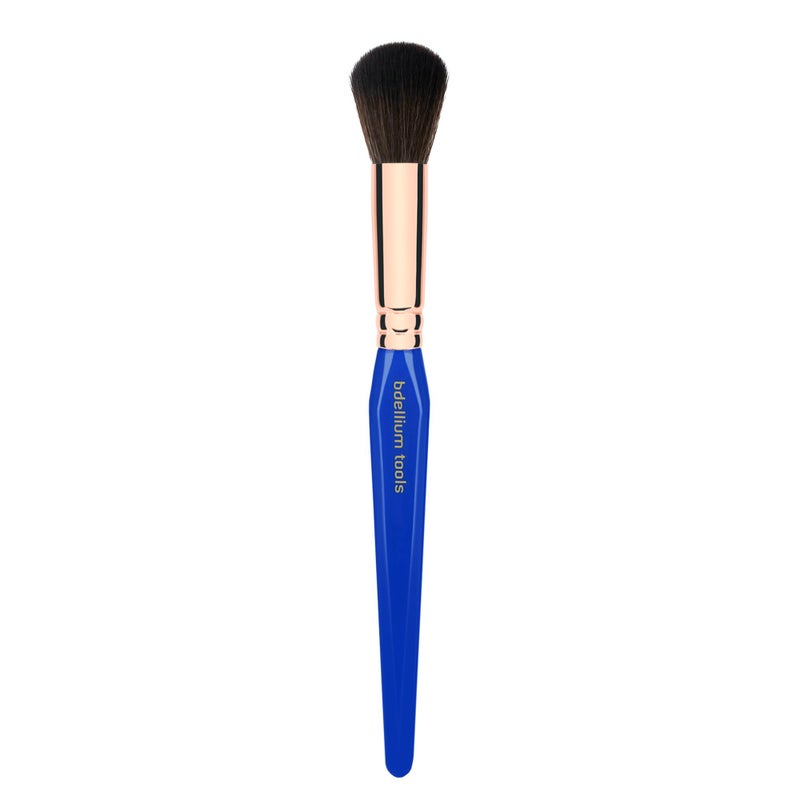 Bdellium Tools فرشاة مكياج احترافية من أدوات بدليوم - مثلث ذهبي 945 للكونتور - مع ألياف صناعية ناعمة ونباتية بالكامل، للتطبيق، الدمج أو الكونتور (أزرق، 1 قطعة) - Image 3